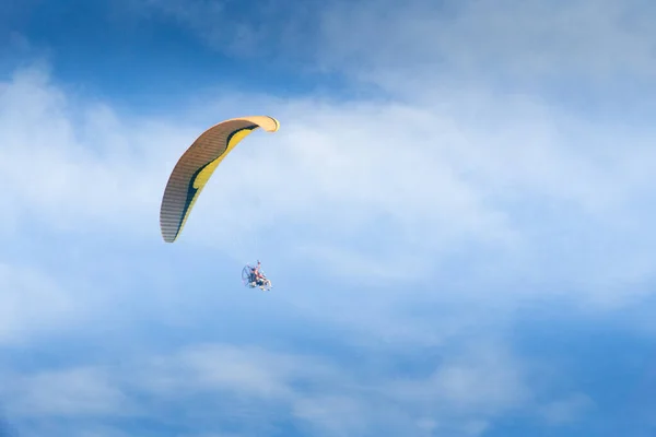 Sahildeki Kayalıkların Yanında Motorize Paraşütle Paraşüt Paraşütle Atlamak — Stok fotoğraf