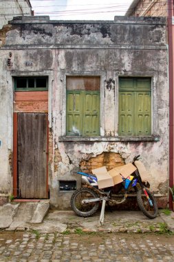 Itacare, Bahia, Brezilya, 18 Aralık 2020: Itacare şehrinin ortasında terk edilmiş eski evleri yıkmak