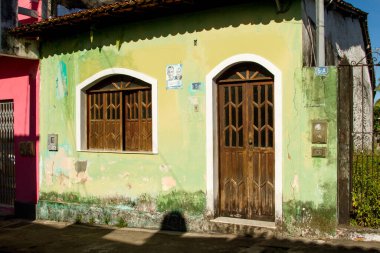 Cairu, Bahia, Brezilya, 13 Aralık 2020: Cehennem Nehri kıyısındaki küçük Cairu kasabasındaki eski terk edilmiş evleri yıkın