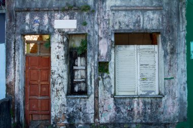Cairu, Bahia, Brezilya, 13 Aralık 2020: Cehennem Nehri kıyısındaki küçük Cairu kasabasındaki eski terk edilmiş evleri yıkın