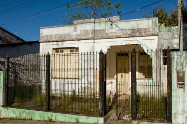 Cairu, Bahia, Brezilya, 13 Aralık 2020: Cehennem Nehri kıyısındaki küçük Cairu kasabasındaki eski terk edilmiş evleri yıkın