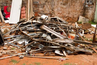 Planaltina Goias, Brezilya, 13 Şubat 2021: Fakir bir ailenin geçinmek için biriktirdiği bir evin önüne yığılmış hurda metal yığını