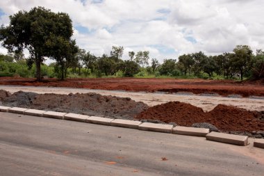 Brasilia, Brezilya, 9 Mart 2021: Bir zamanlar yerli olan şehrin kuzeybatı kesiminden geçen yeni bir yol inşaatı