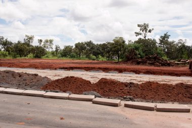Brasilia, Brezilya, 9 Mart 2021: Bir zamanlar yerli olan şehrin kuzeybatı kesiminden geçen yeni bir yol inşaatı