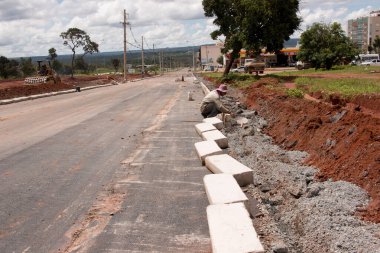 Brasilia, Brezilya, 9 Mart 2021: Bir zamanlar yerli olan şehrin kuzeybatı kesiminden geçen yeni bir yol inşaatı