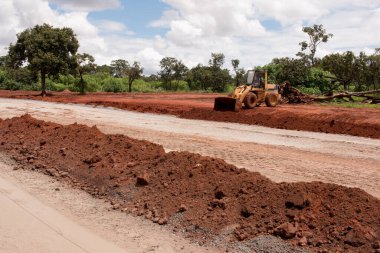 Brasilia, Brezilya, 9 Mart 2021: Bir zamanlar yerli olan şehrin kuzeybatı kesiminden geçen yeni bir yol inşaatı