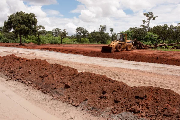 Brasilia, Brezilya, 9 Mart 2021: Bir zamanlar yerli olan şehrin kuzeybatı kesiminden geçen yeni bir yol inşaatı