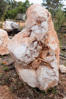 Parktaki Dev Kuvars Kaya Kristalleri.  