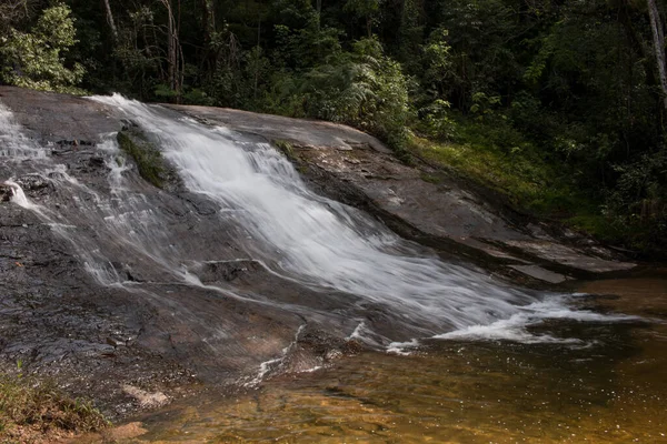 İlk şelale Lajeado Şelalesi 'nde (Cachoeira Lajeado) Chapada Veadeiros' ta So Jorge, ve Alto Paraso, Goias, Brezilya