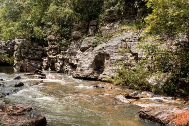 Riazama Şelalesi 'ndeki Miguel Nehri Sao Jorge, Goias, Brezilya yakınlarındaki büyük kayalarla dolu bir kanyonda yer alıyordu.