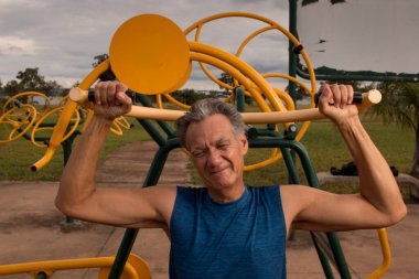 Parque Das Garas, Brasilia 'daki açık hava fitness parkında çalışan son sınıf öğrencisi.
