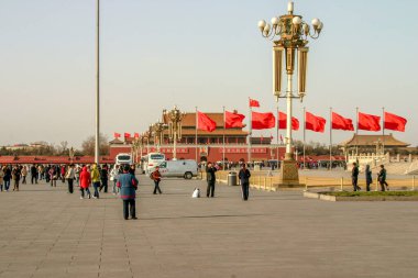 Pekin, Çin, 12 Mart 2006: Çin 'in Pekin kentindeki tarihi Tiananmen Meydanı' nda rüzgarda dalgalanan kırmızı bayraklar