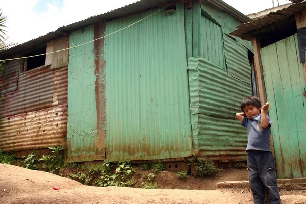 Cidade Guatemala Guatemala Agosto 2006 Menino Destacando Frente Sua Pobre — Fotografia de Stock