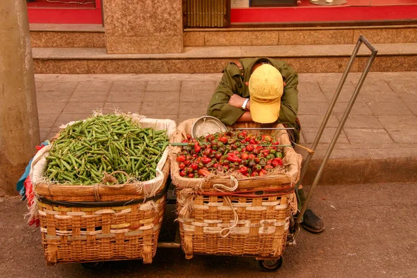 Уставший Продавец Сидит Отдыхает Обочине Улицы Пекине Китай — стоковое фото