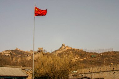 Çin Seddi 'nin manzarası ve kışın sonlarında nasıl göründüğü.