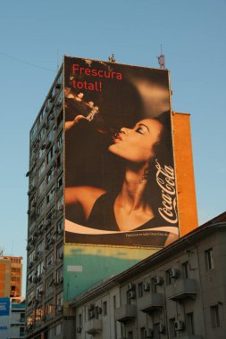 Luanda, Angola, Afrika 9 Şubat 2009: Luanda şehir merkezindeki bir binanın yanında kola reklamı 