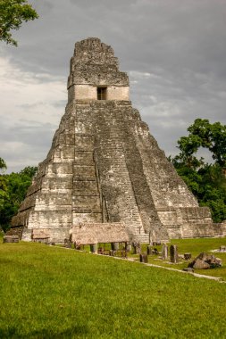 Antik Maya şehri Tikal 'daki piramitler, günümüz Guatemala' sında