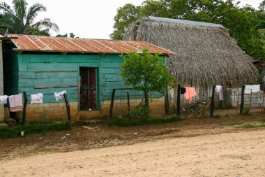 Tikal, Guatemala 7 Ağustos 2006: Guatemala ve Orta Amerika 'da yaygın olan kötü konut koşulları