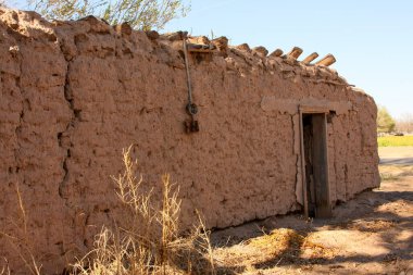 Güney New Mexico 'da 28. Otoyol' da bulunan eski kerpiç yapılarını ve evleri terk edin.