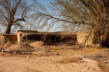 Güney New Mexico 'da 28. Otoyol' da bulunan eski kerpiç yapılarını ve evleri terk edin.