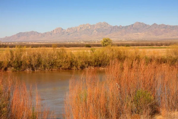Las Cruces New Mexico 'daki Organ Dağı manzarası, Rio Grande Nehri önplanda.