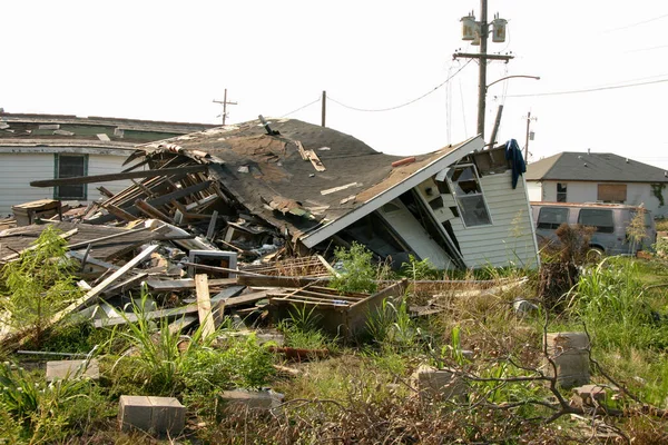 New Orleans, Louisiana, 26 Haziran 2006: Ağustos 2005 'te takılıp kalan Katrina Kasırgası