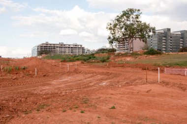 Brasilia, Brezilya, 7 Mayıs 2021: Yeni Yol ve Apartman İnşaatı Noroeste olarak bilinen Brasilia 'nın kuzeybatı kesiminde gerçekleşiyor