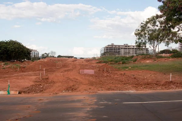 Brasilia, Brezilya, 7 Mayıs 2021: Yeni Yol ve Apartman İnşaatı Noroeste olarak bilinen Brasilia 'nın kuzeybatı kesiminde gerçekleşiyor