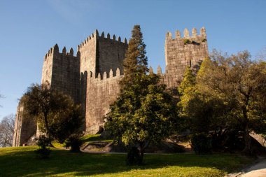10. Yüzyıl Guimaraes Şatosu (Castelo de Guimaraes), Portekiz 'in en ünlü kalesidir. 