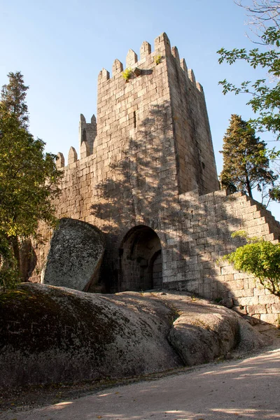 10世纪葡萄牙吉马拉伊城堡 Guimaraes Castle 被认为是葡萄牙最有名的城堡 — 图库照片