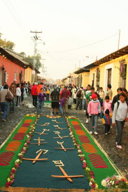 Antigua, Guatemala, 10 Nisan 2009: Alfrombras olarak bilinen talaştan yapılmış renkli halılar kutsal hafta boyunca Antigua sokaklarına dizilmiştir.