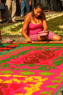 Antigua, Guatemala, 10 Nisan 2009: Antigua 'daki Kutsal Hafta boyunca testere talaşından yapılmış Albralar veya halılardan özenle yapılan bir kadın 
