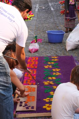 Antigua, Guatemala, 10 Nisan 2009: İnsanlar Antigua 'daki Kutsal Hafta boyunca testere talaşından ya da halıdan özenle Albras ya da halı yapıyorlar. 
