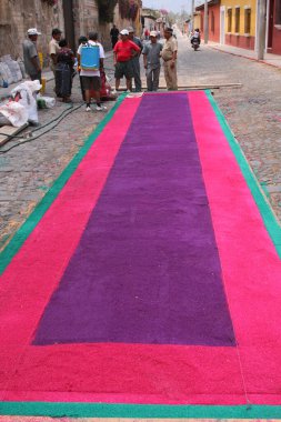 Antigua, Guatemala, 10 Nisan 2009: Alfrombras olarak bilinen talaştan yapılmış renkli halılar kutsal hafta boyunca Antigua sokaklarına dizilmiştir.