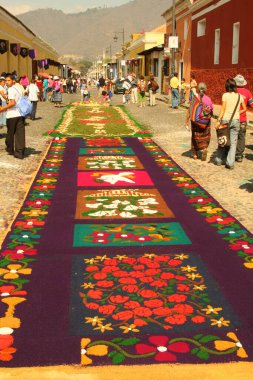 Antigua, Guatemala, 10 Nisan 2009: Alfrombras olarak bilinen talaştan yapılmış renkli halılar kutsal hafta boyunca Antigua sokaklarına dizilmiştir.