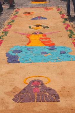 Antigua, Guatemala, 10 Nisan 2009: Alfrombras olarak bilinen talaştan yapılmış renkli halılar kutsal hafta boyunca Antigua sokaklarına dizilmiştir.