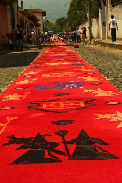 Antigua, Guatemala, 10 Nisan 2009: Alfrombras olarak bilinen talaştan yapılmış renkli halılar kutsal hafta boyunca Antigua sokaklarına dizilmiştir.