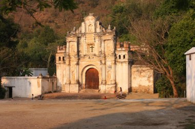 Antigua, Guatemala 'da bulunan terk edilmiş bina.