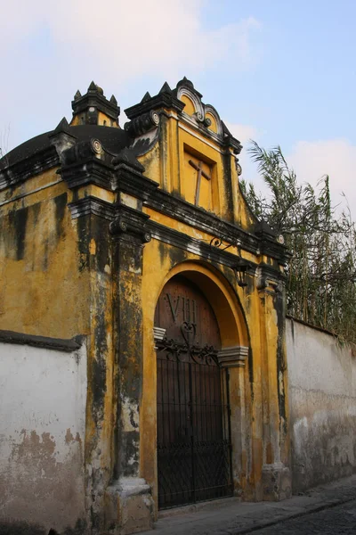Antigua Guatemala Bulunan Terk Edilmiş Bina — Stok fotoğraf