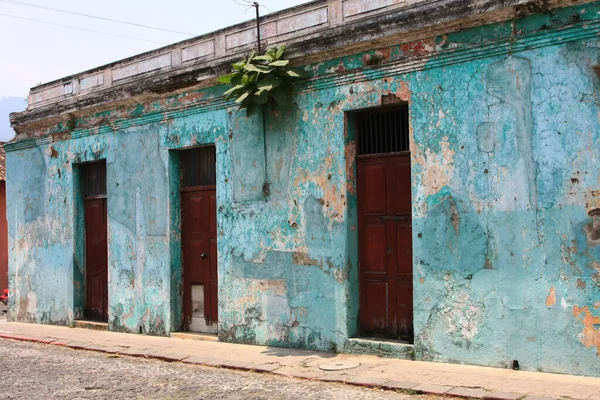 Antigua, Guatemala 'da bulunan terk edilmiş bina.