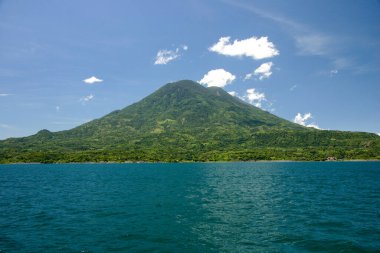 Pananjachel Guatemala yakınlarındaki Atitlan Gölü 'ndeki volkanların görüntüsü