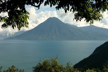 Pananjachel Guatemala yakınlarındaki Atitlan Gölü 'ndeki Volkan Toliman manzarası