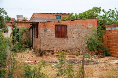 Planaltina Goias, Brezilya-29 Mayıs 2021: Brezilya ve Latin Amerika genelinde yaygın olarak rastlanan kötü konut koşulları