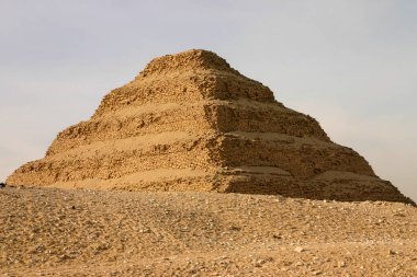 Yusuf 'un Adım Piramidi ya da Djoser Mısır' ın en eski piramidi Memphis kenti ve Mısır 'ın Kahire kenti yakınlarında yer almaktadır.