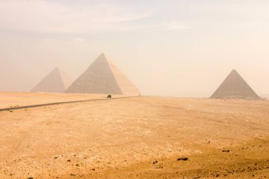 Kahire 'deki Büyük Giza Piramitleri' nin görüntüsü. 