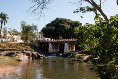 Half Bridge veya Meia Ponte, Brezilya 'nın Pirenopolis şehrinin ortasında yer alan Almas Nehri üzerindeki köprü olarak da bilinir.