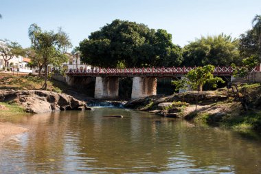 Half Bridge (Meia Ponte), Brezilya 'nın Pirenopolis şehrinin ortasında yer alan Almas Nehri üzerindeki köprü olarak da bilinir.