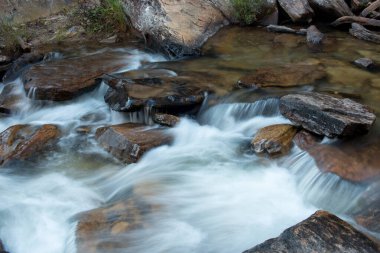 Brezilya 'nın Pirenopolis kentinin dışındaki Şelale Eski Değirmeni' nde ya da Chachoeira da Usina Velha 'da akan sular