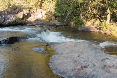 Brezilya 'nın Pirenopolis kentinin dışındaki Şelale Meia Lua' yı besleyen Rio das Almas 'dan aşağı akan su.
