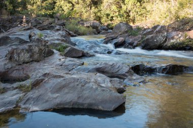 Brezilya 'nın Pirenopolis kentinin dışındaki Şelale Meia Lua' yı besleyen Rio das Almas 'dan aşağı akan su.